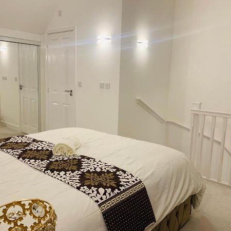 Deluxe En Suite Bedroom With Free On Site Parking Milton Keynes Bagian luar foto